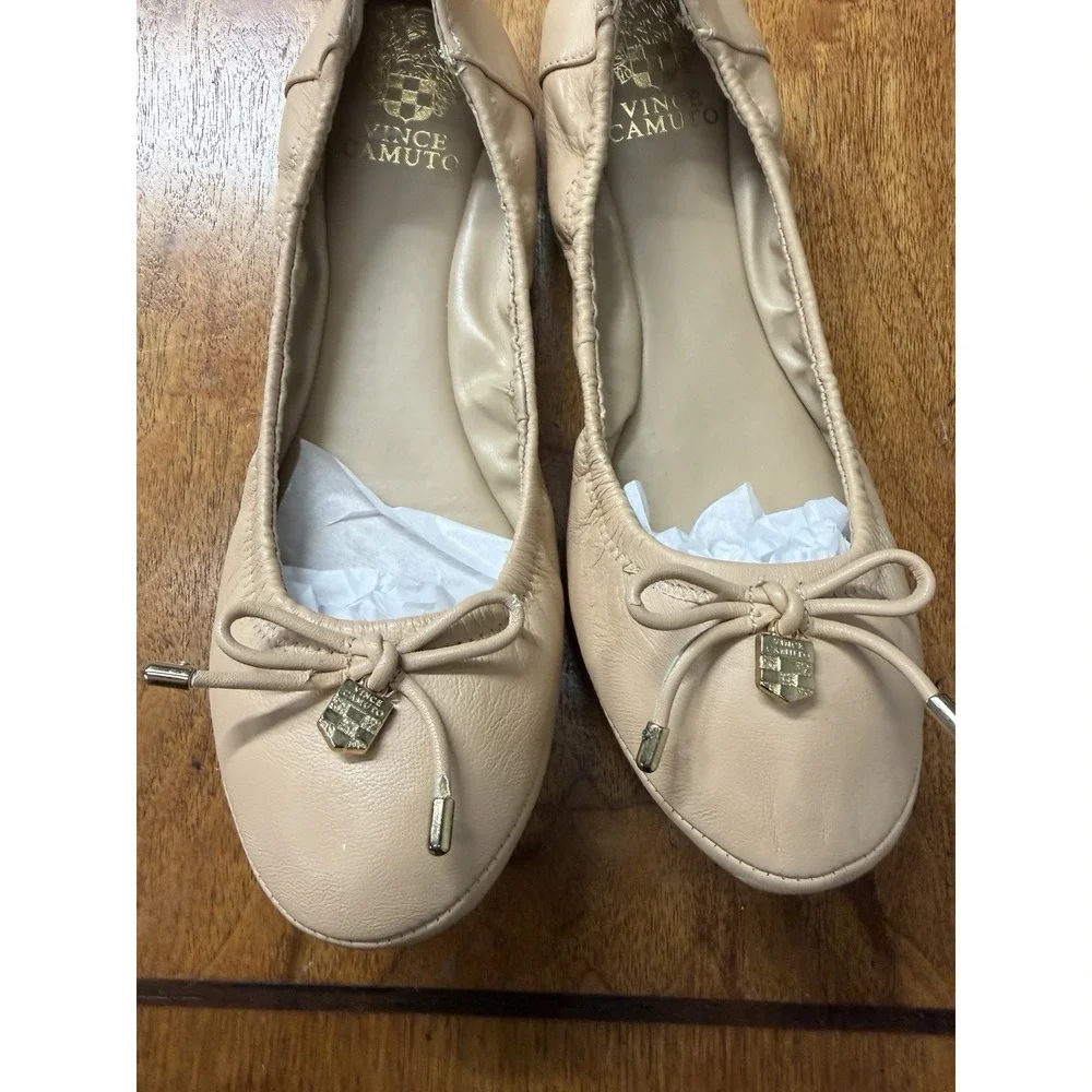 New VINCE CAMUTO Women's 8.5 B Nude Leather Ballet Flats Gold Logo Charm Accent